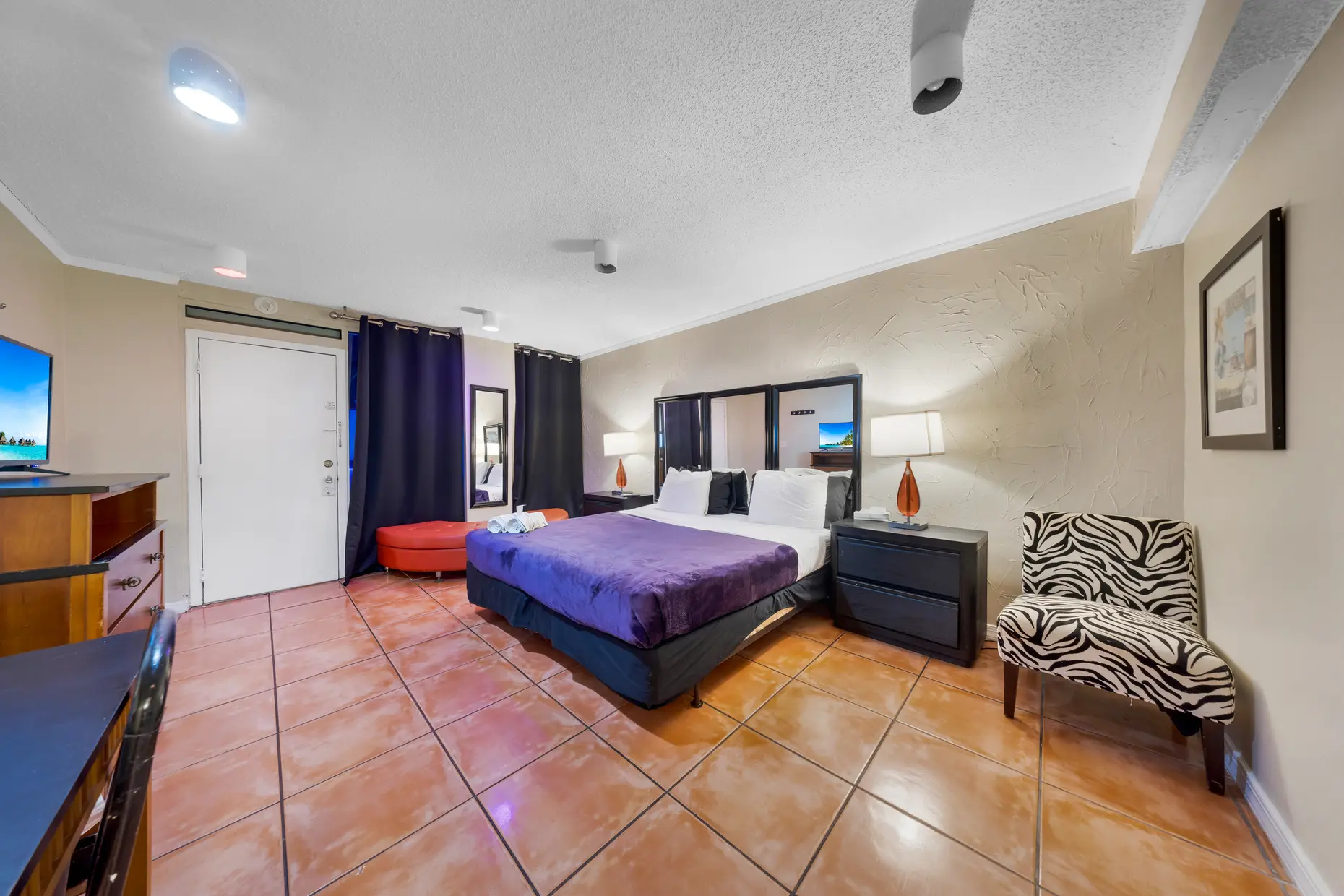 Standard room with one king bed