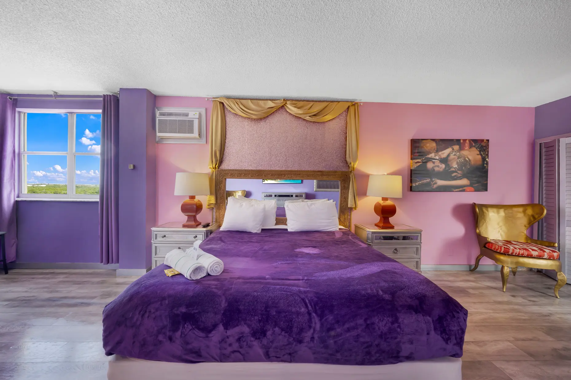 Jeannie In A Bottle themed suite
